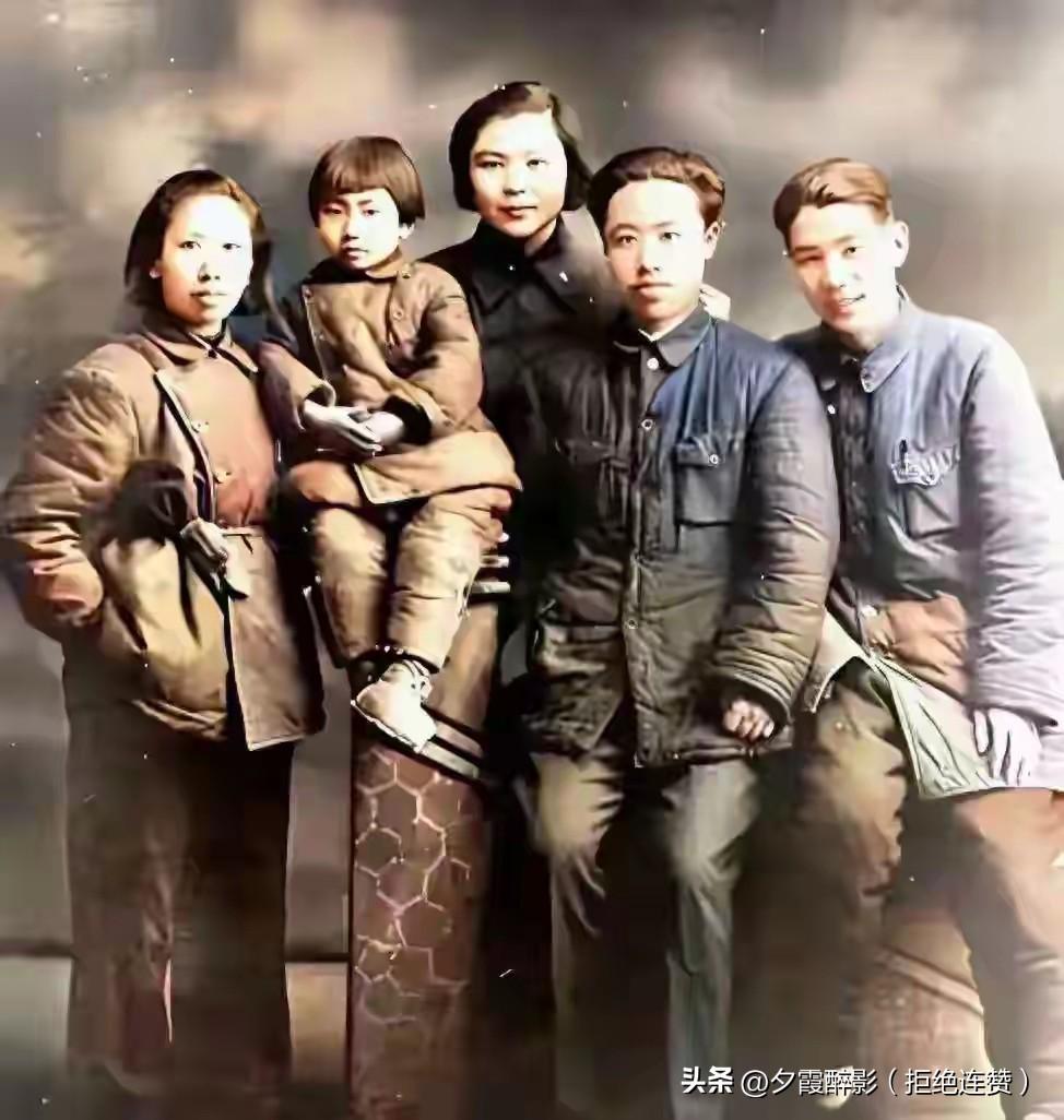 这张合影常被误传为“毛泽民与毛泽覃两家同框”，其实背后藏着一段感人的家族故事。