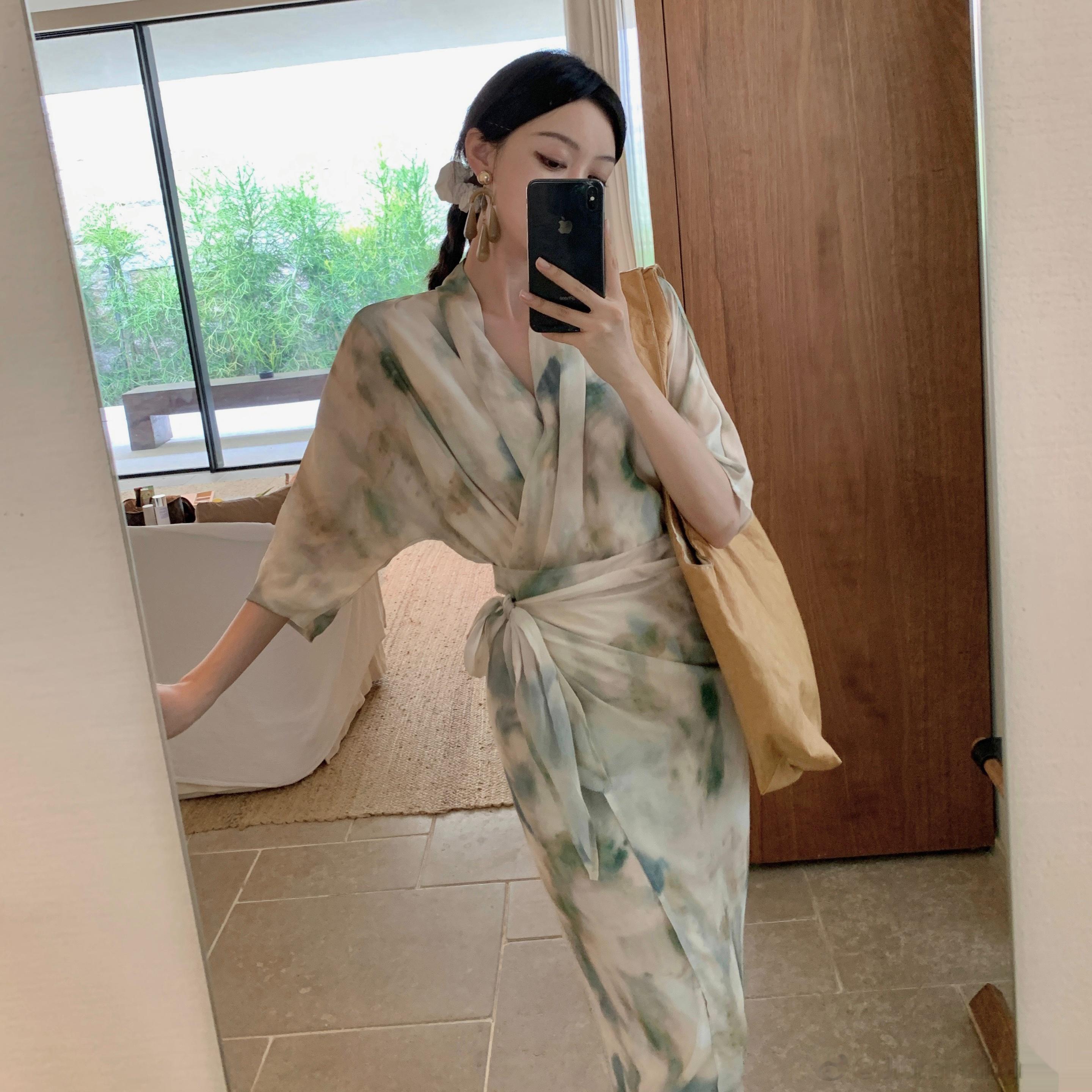 这款是用数码印花做出来的扎染效果整体是饱和度偏低的青绿色 水墨风的感觉 淡雅别致