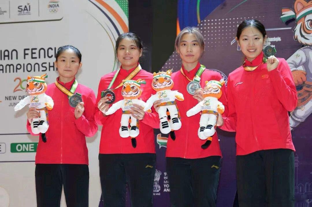 亚洲击剑锦标赛中国队获女花团体亚军傅莹莹、黄芊芊、宋玥、张思琪——请记住这四个名
