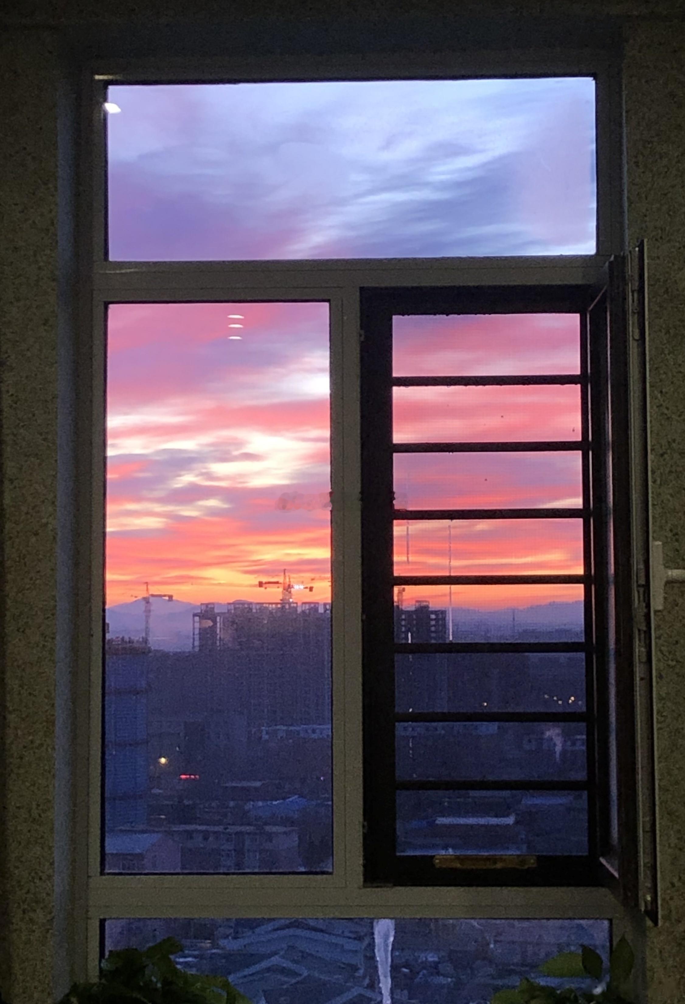早安！今天想通了一件事：与其焦虑未来，不如先把眼前这顿早饭吃好。分享最近单曲循环