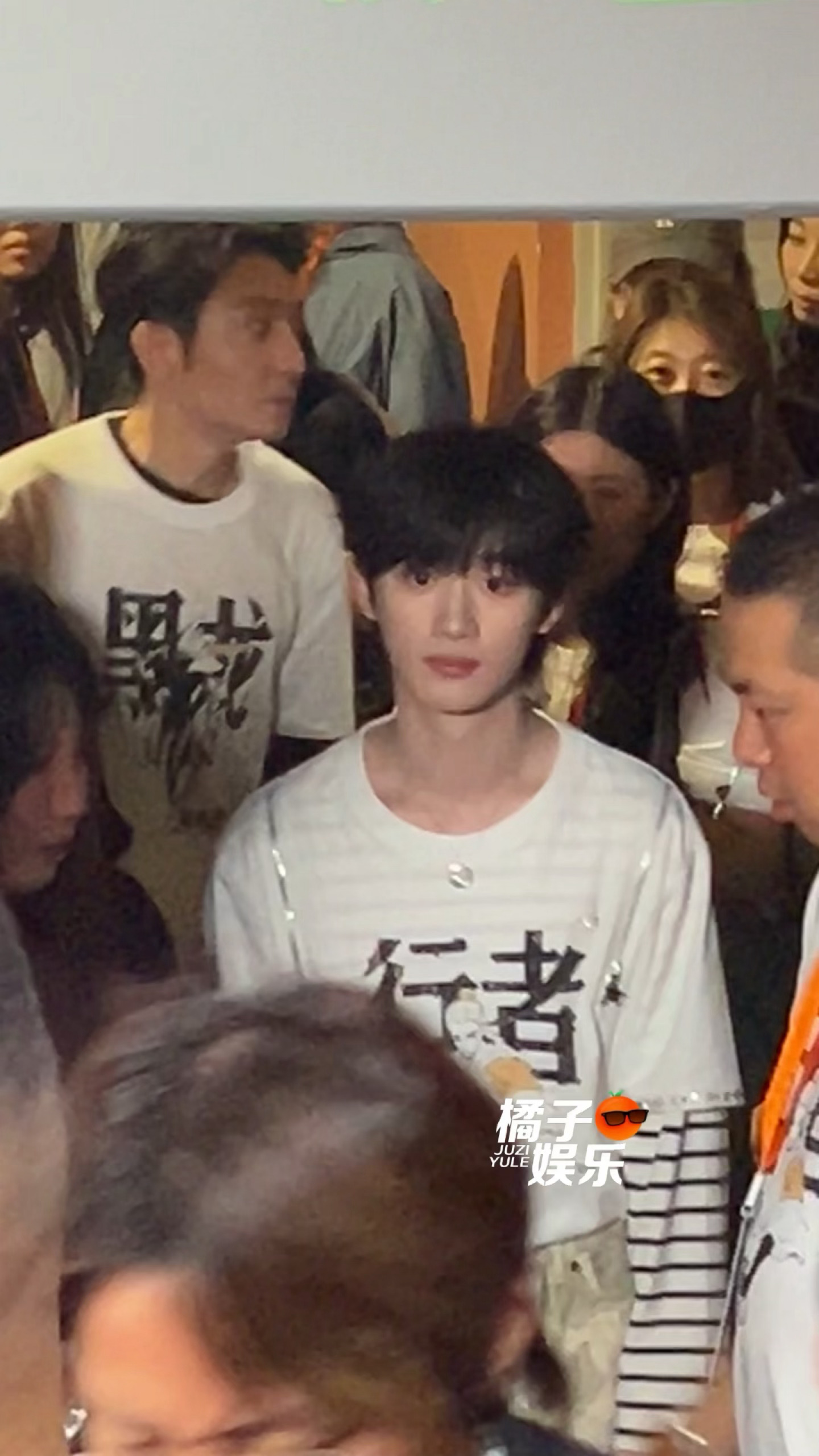 眼睛亮亮的萌物摇头晃脑进场中[抱一抱][抱一抱]丁程鑫进场好萌 ​​​