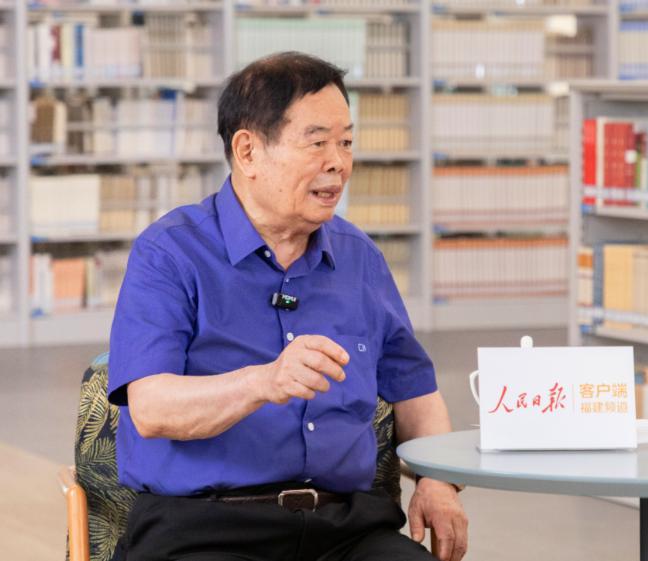 曹德旺说：“1983年，我小学的老师，她那天来做客，对我说，听说你发财了最近。我