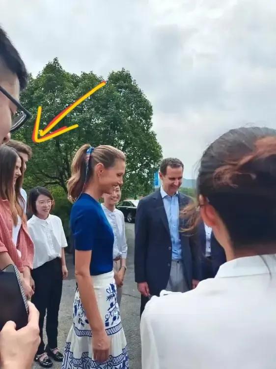 巴沙尔20岁的女儿太美了！穿粉色外套甜美可人，高鼻梁眼光深邃，气质比妈妈还出众，