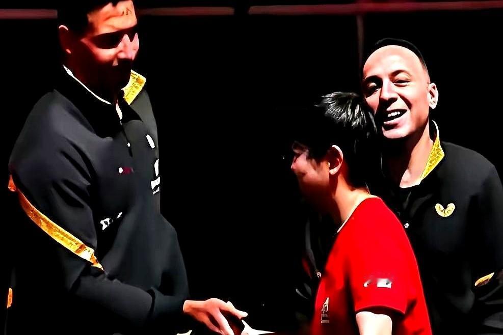 不知Coco看到这一幕，

会想莎莎3-0赢埃及选手后，和两拨人拍手，埃及队教练