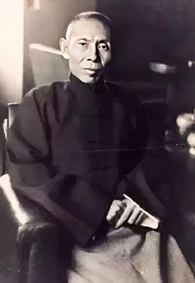 1929年，杜月笙的门徒惹了祸，他亲自登门，向对方大佬严老九作揖赔礼，可严老九却