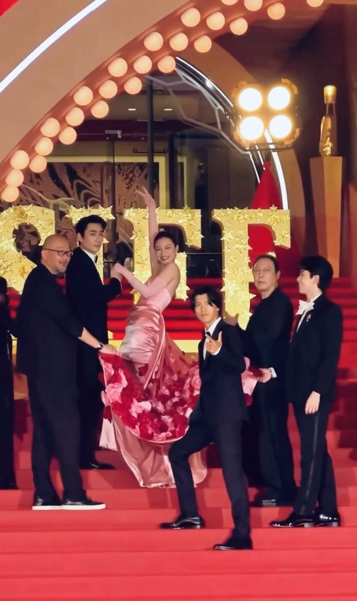 倪妮玫瑰高定上影节红毯如果你问我什么是明媚，请看图 ​​​