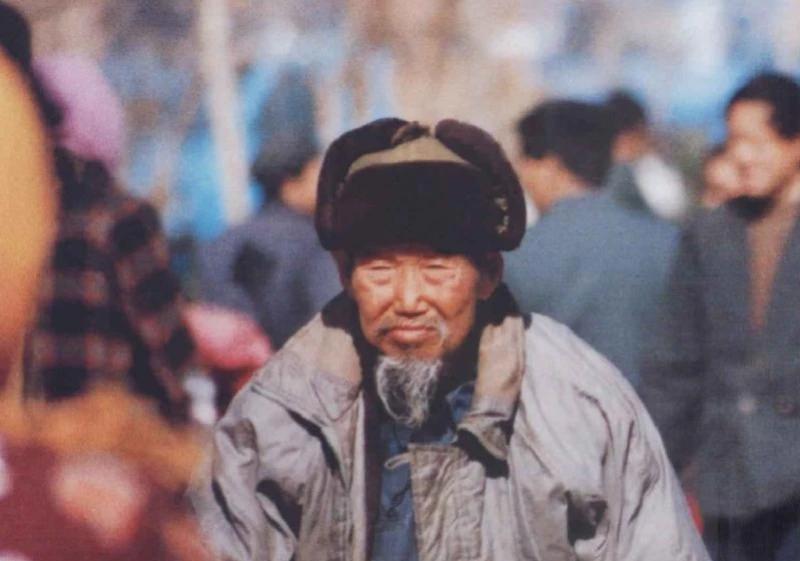 1996年，一位满头白发的老人来到部队。突然，老人家敬了一个军礼并含泪说：“报告