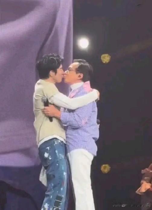 王力宏演唱会舞台上，71岁的大哥成龙和王力宏嘴对嘴亲吻！这大哥成龙现在依然花心，
