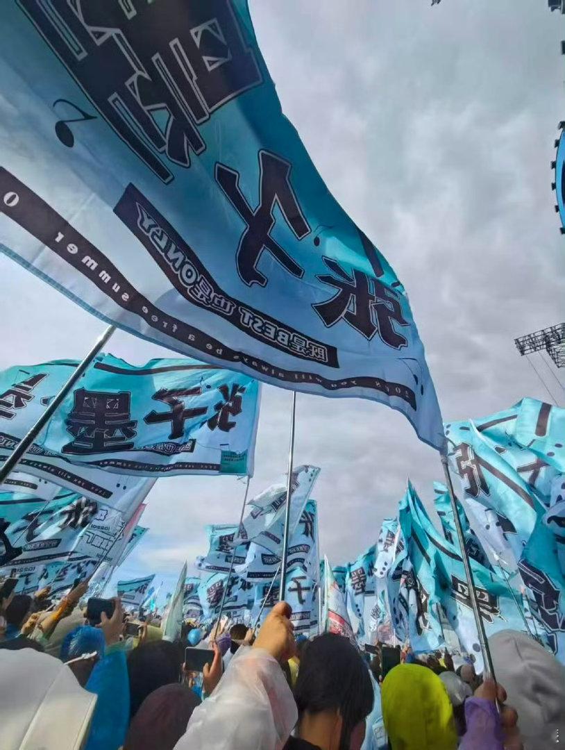 泡泡岛 舞台坍塌 BUZZ舞台换到SOSO啦！演出已经开始，SOSO这边超燃，速
