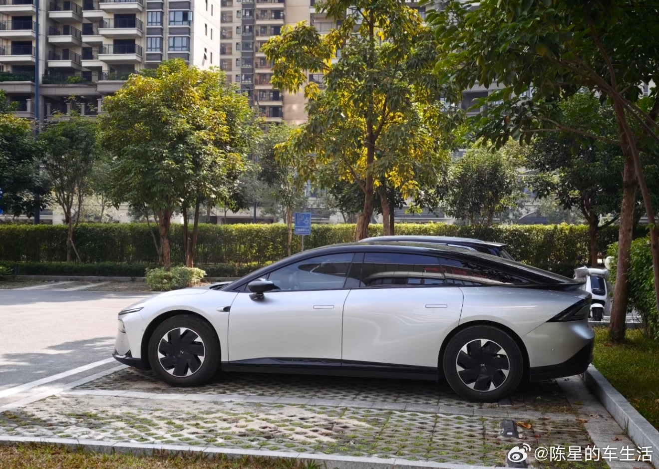 带娃出行的崩溃谁懂啊！奶瓶、湿巾、婴儿车、露营装备堆一堆，后排娃还坐不住哭闹，长