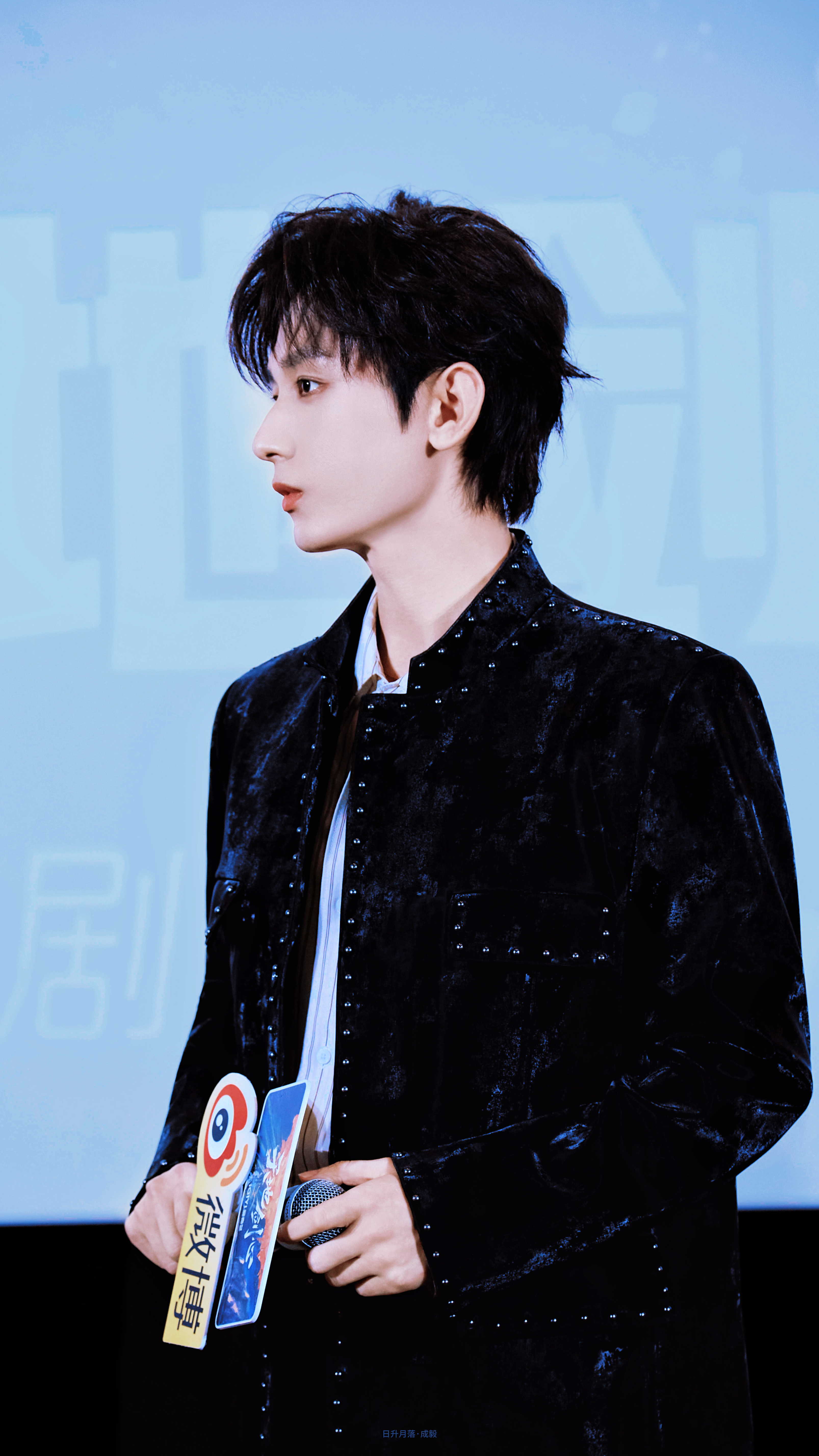 你看向前方，而我的目光只落在你身上成毅