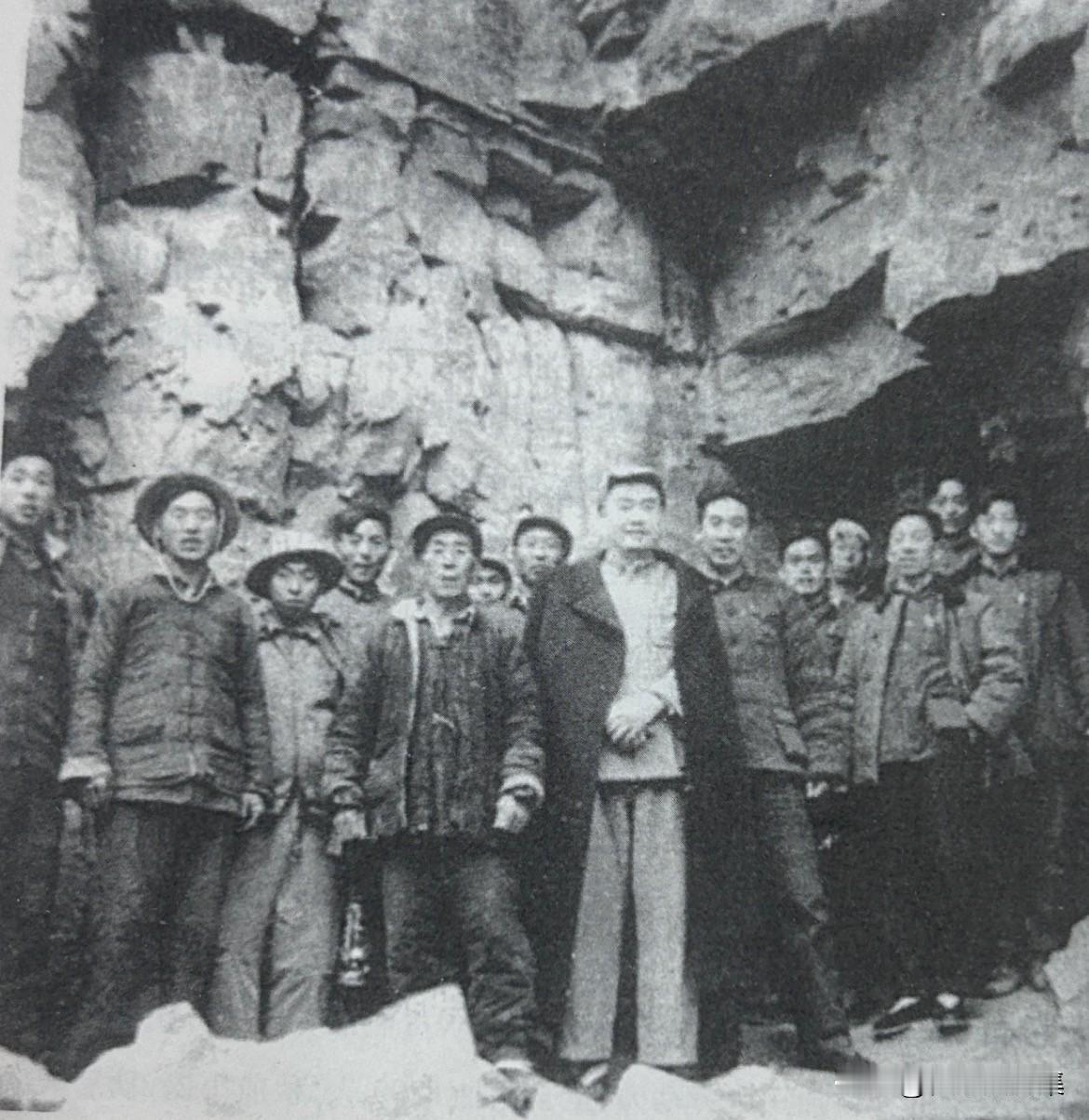 【老照片背后的故事129】
1961年2月，开凿青年洞的关键时刻，杨贵（右六）陪