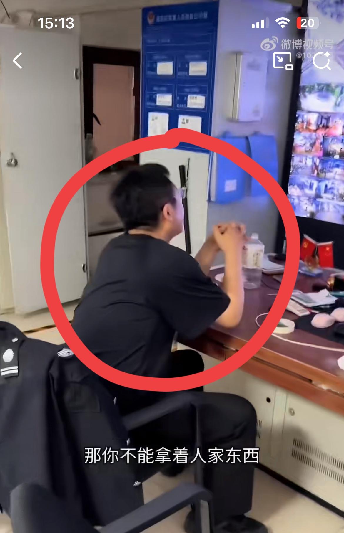 某小区业主的孩子电瓶车停小区，上楼取东西，被保安误以为是送外卖的车辆，直接把钥匙