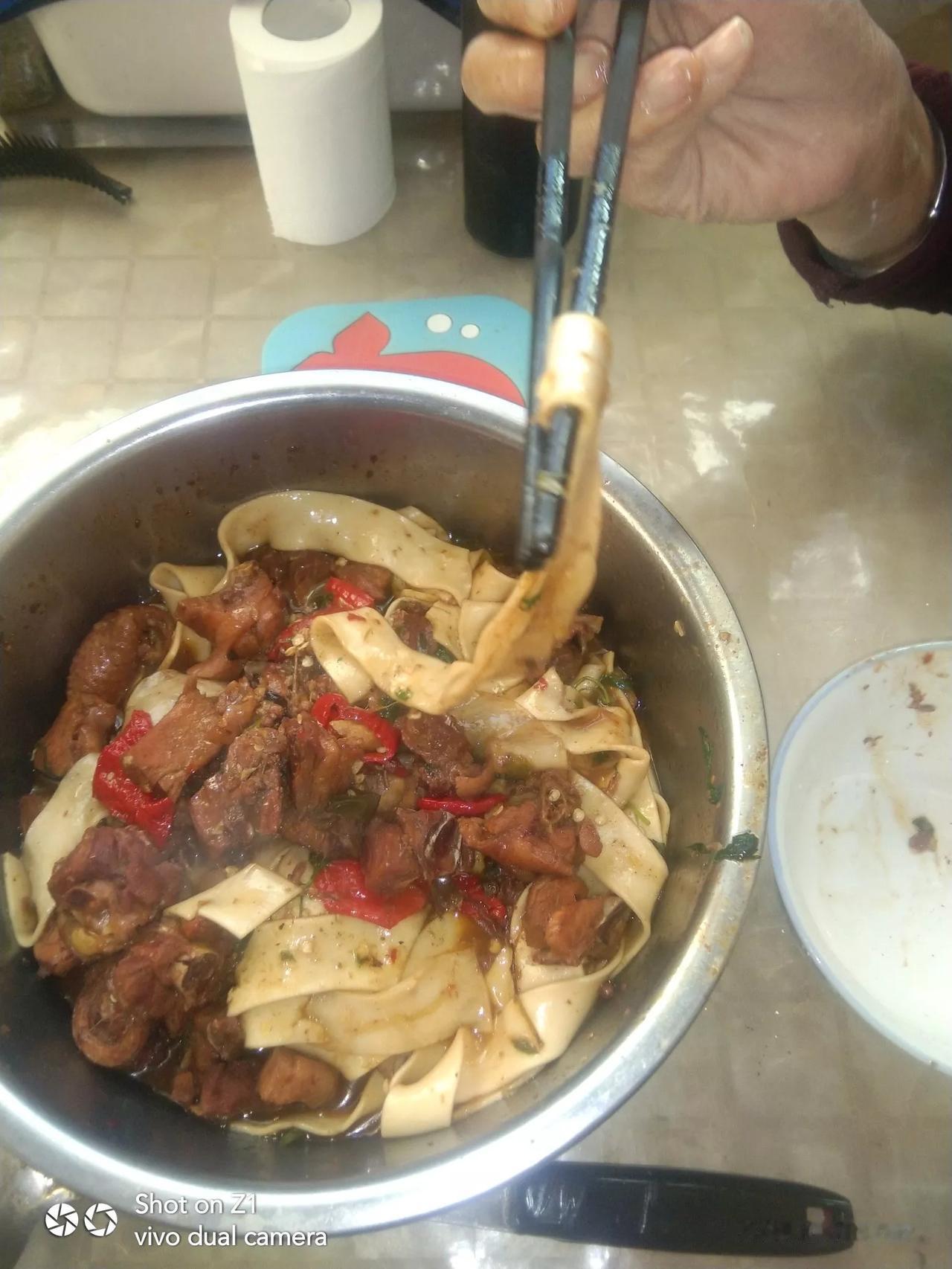 #每日三餐打卡#
大盘鸡+白皮面