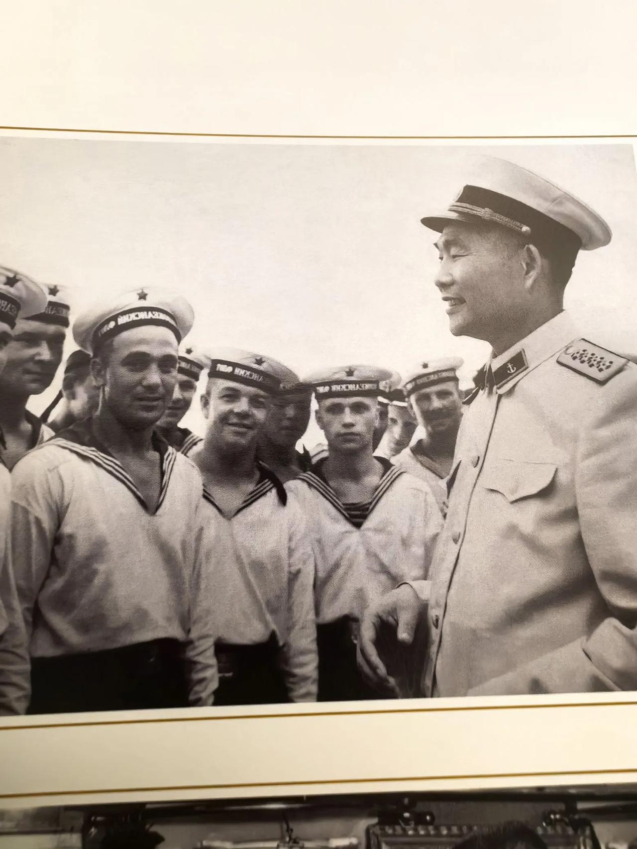 这张照片很有意思啊！
一位中国的将军与前苏联的海军在欢乐交谈！
这是一张老照片，