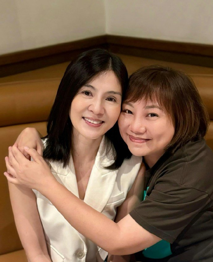 51岁的杨采妮杨采妮回港与好友聚会 26日好友晒出与杨采妮聚会合照，配文"真正的
