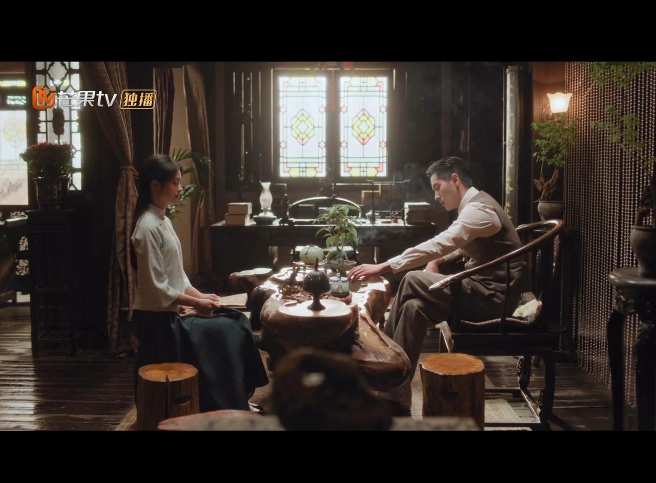 徐若晗在玉簟秋里面这段演的真的特别细腻，两个人剑拔弩张之时虞昶轩向前探身，叶平君