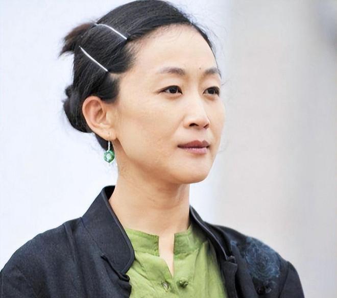 演员陈瑾和哥哥从小感情深厚，哥哥比她大两岁，是一名优秀的摄影师。陈谨出身于军人/