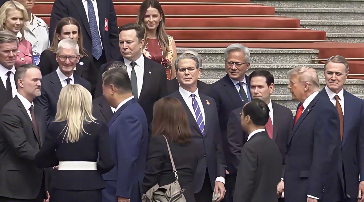 马斯克库克黄仁勋等进入会谈现场   马哥的网瘾确实很大，但该庄严的时候，他也很庄