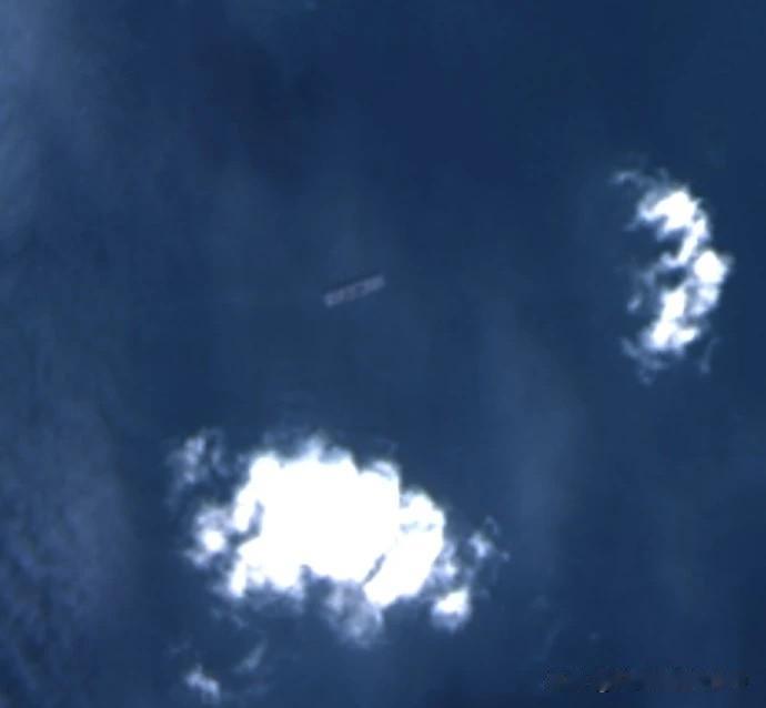 我仿佛听见了076的骂骂咧咧的边走边踹鱼...

这要搁二十年前，别说是四万吨平