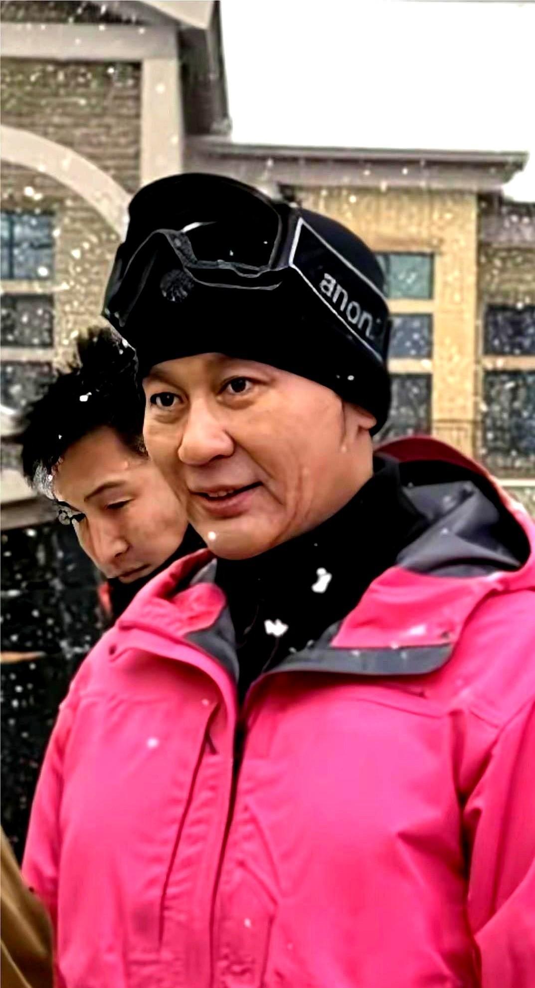 看李晨节目那一刻，我突然明白了什么叫“老人味”。
不是岁数。
是舞台上的陈词滥调