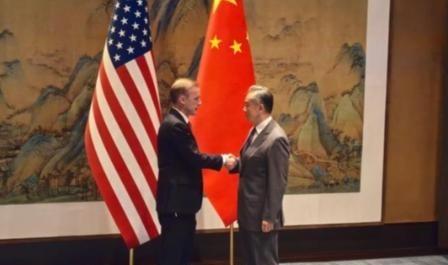 有记者采访一位新加坡华人，询问到“如果中美开战，你会支持谁”，这位新加坡人毫不犹