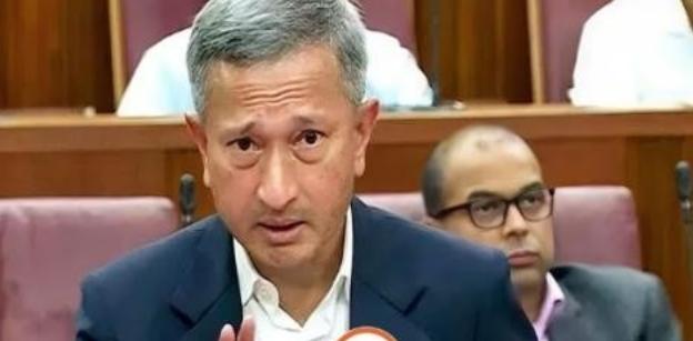 新加坡急了。据说在东盟的会上，外长几乎是拍着桌子，让中国“尊重”马六甲的地位。翻