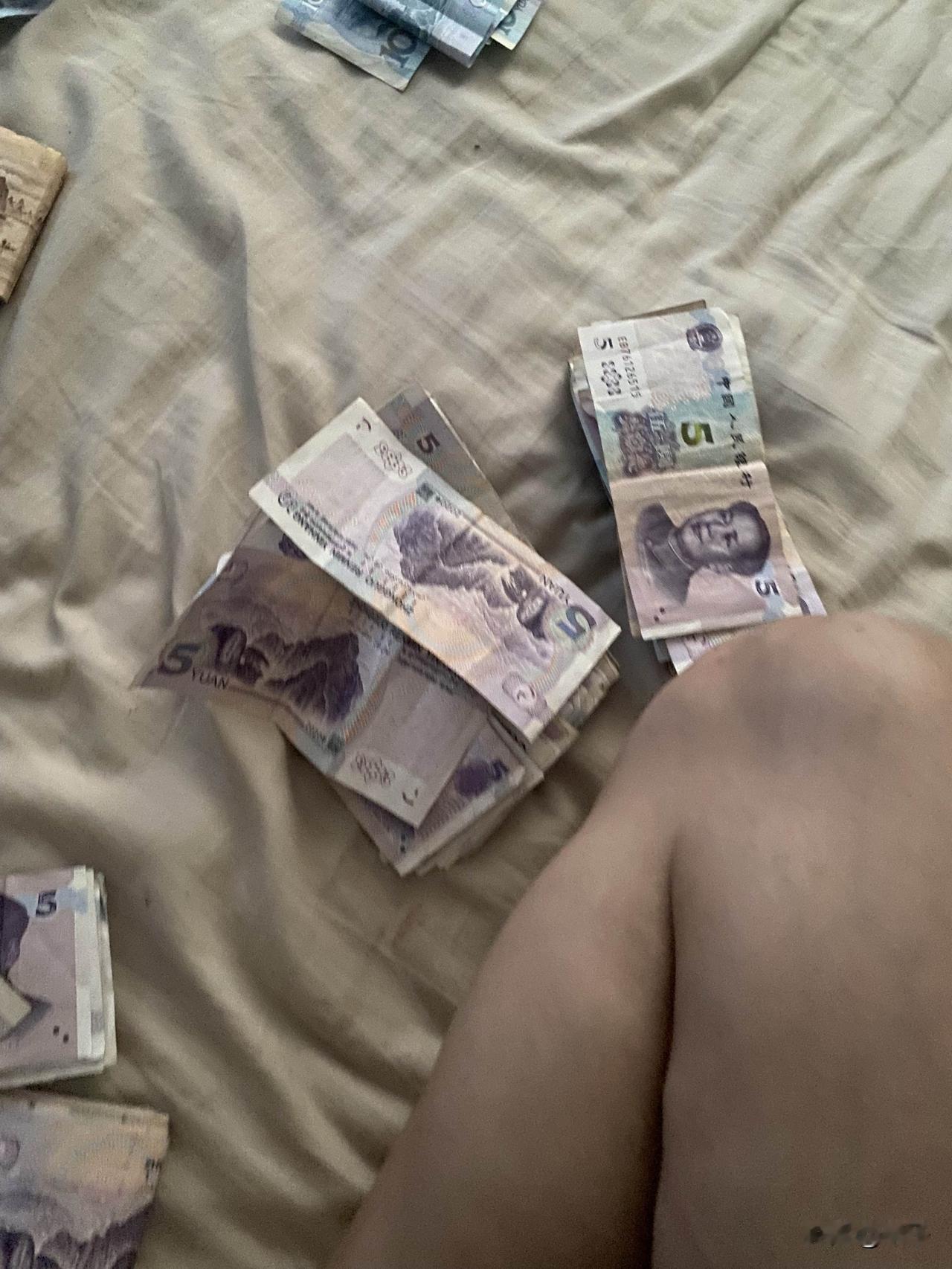 闲得无聊，在家里摆烂中。现在每一天都在家里待着一分钱都没有挣，每天都在往外花钱，