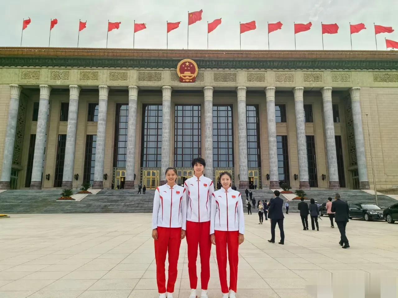 女排奥运冠军袁心玥、龚翔宇、丁霞受邀去北京参加建国74周年纪念活动。
她们仨同时