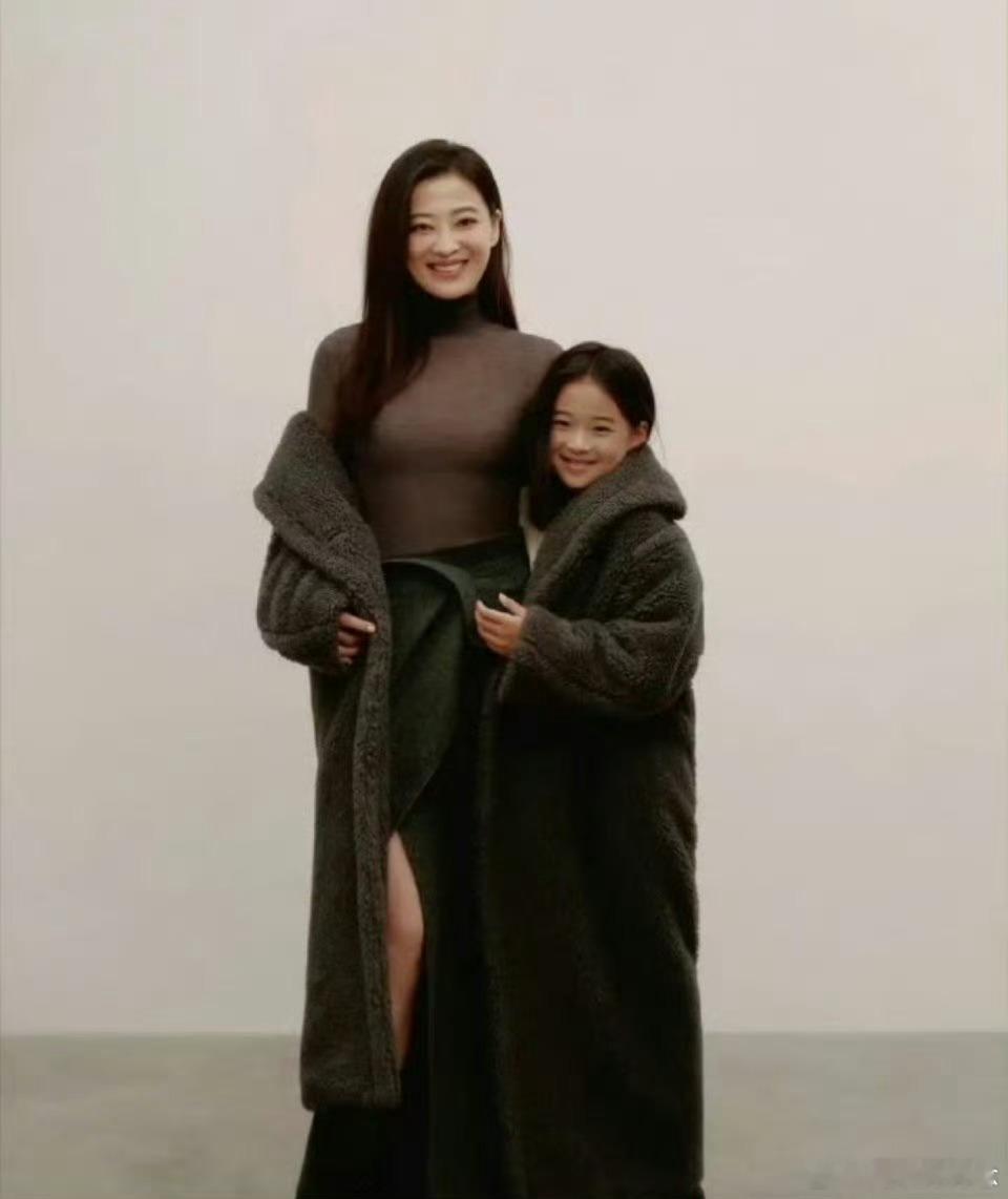梅婷生了个小梅婷 仿佛小安杰走来了，真的是这样，女儿越长大越像妈妈！ ​​​