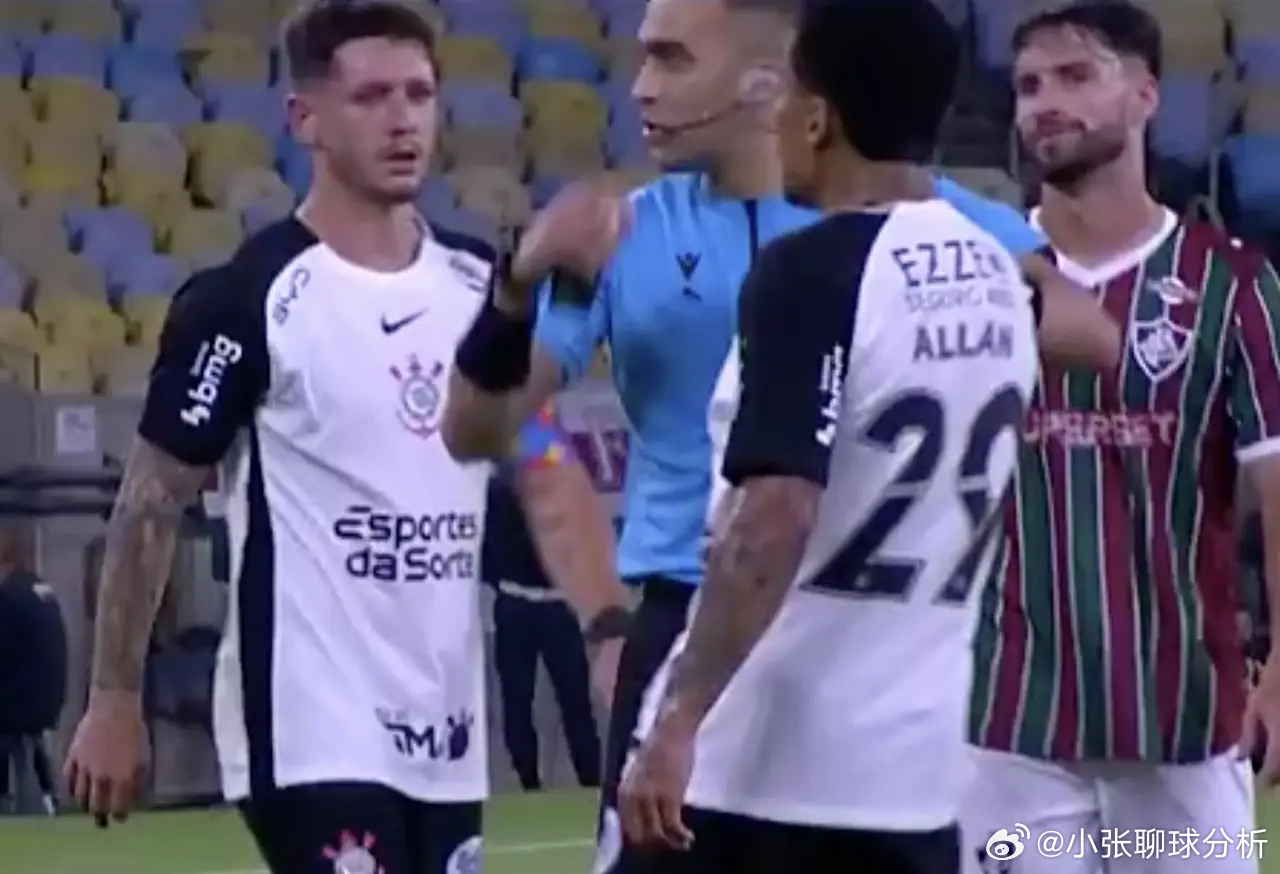 巴甲球员当裁判面挑衅！朝着对手抓下体+被罚下 网友：美的是赢家4月2日，巴甲联赛