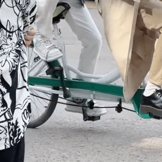 周深骑自行车像坐过山车，手无足措，别太好笑。 ​​​