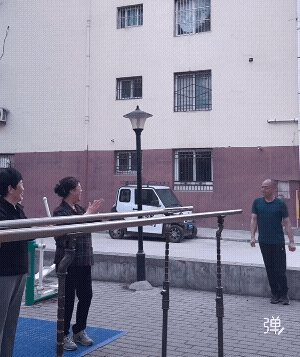 大叔在奶奶们的掌声中彻底迷失了自我！[捂脸]