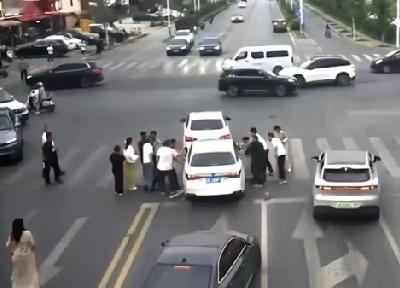 惊险又暖心！江苏街头这一幕让全网破防
5月14日，江苏一路口车流正常通行，突然，