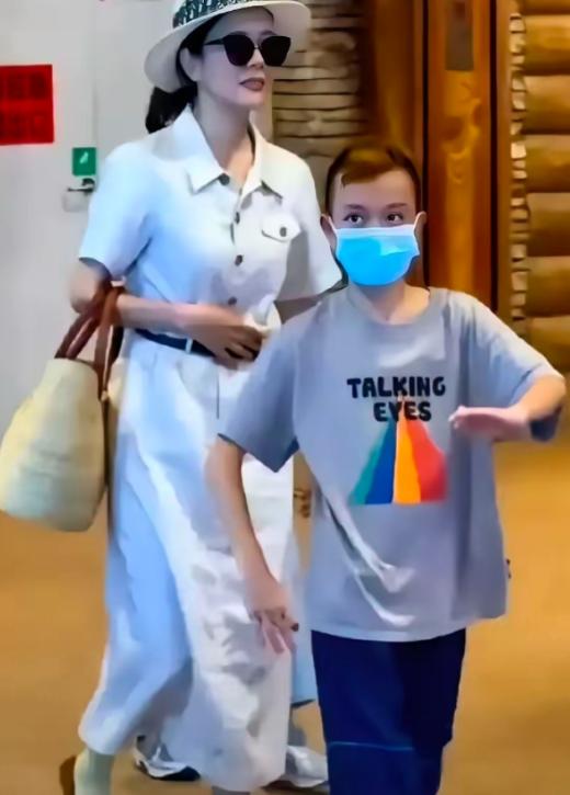 汪涵的老婆杨乐乐带孩子外出，可身边的孩子真的越看越奇怪，行为举止都不像是正常的孩