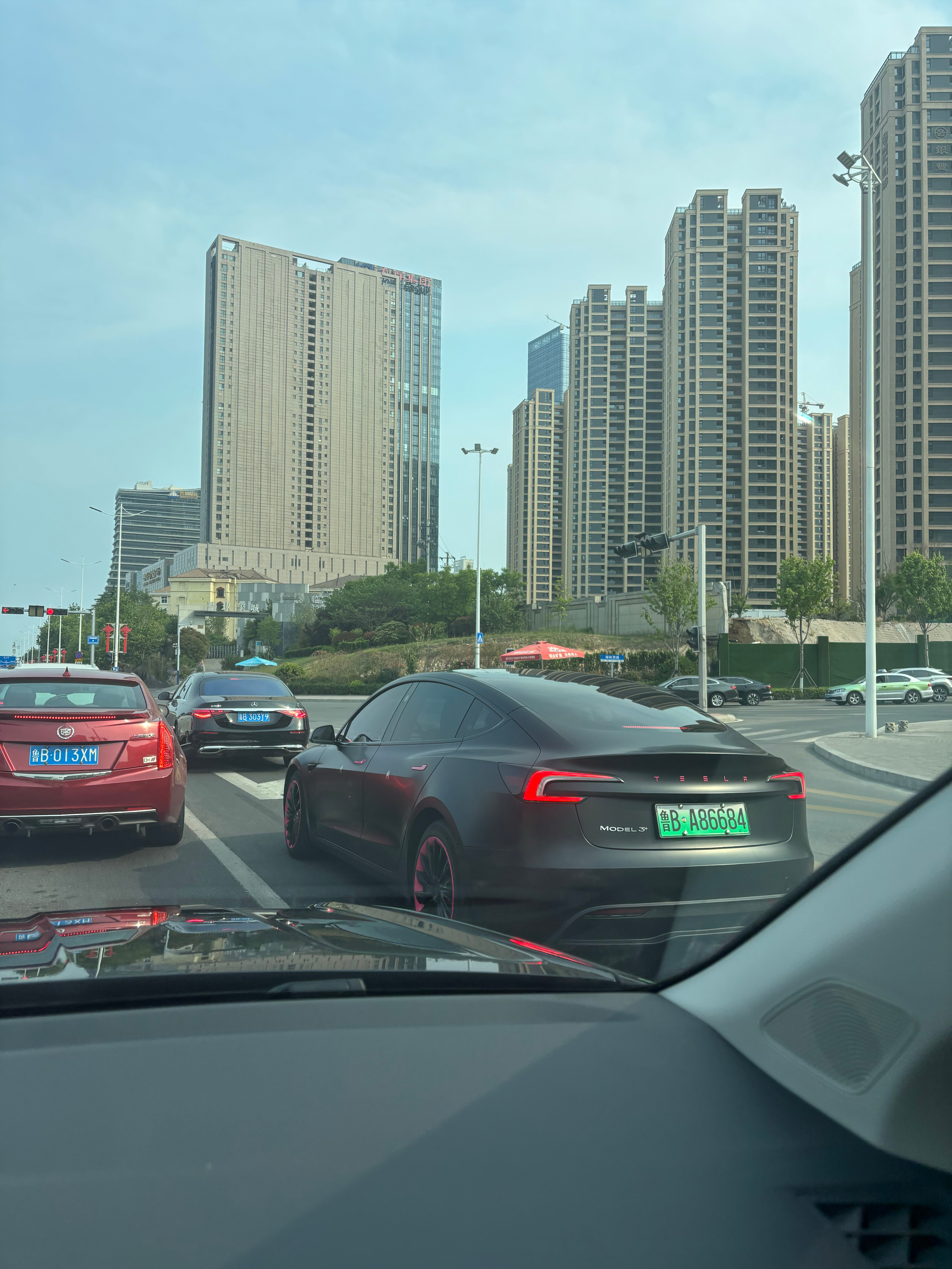Model 3平时还挺常见的，但是性能版Model 3还真不常见。毕竟差了10万