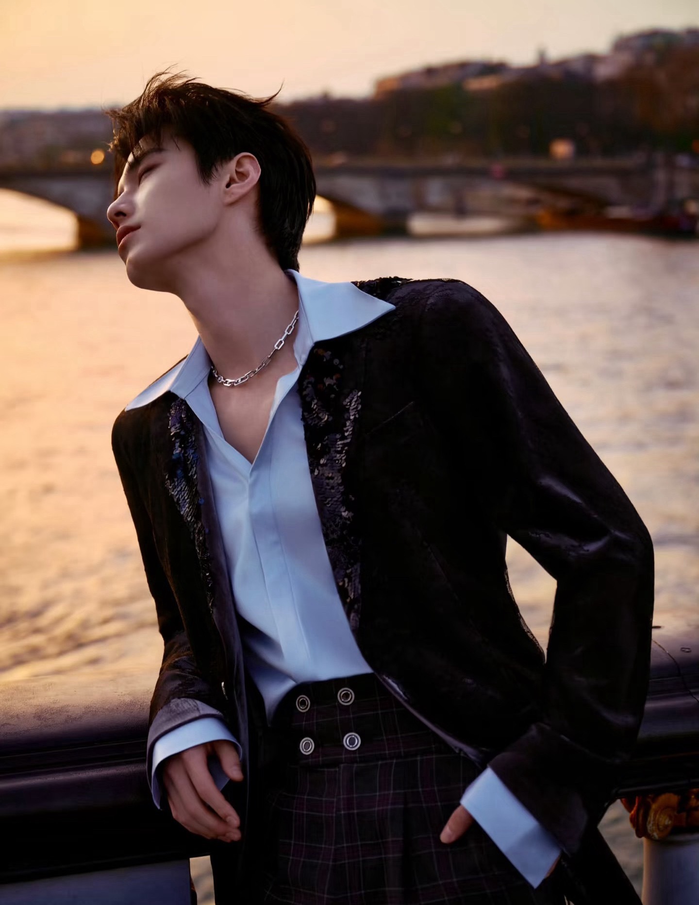 网友致歉称与何与不熟本来就是一个和何与还有王鹤棣打过球的网友自己要回复的，这种球