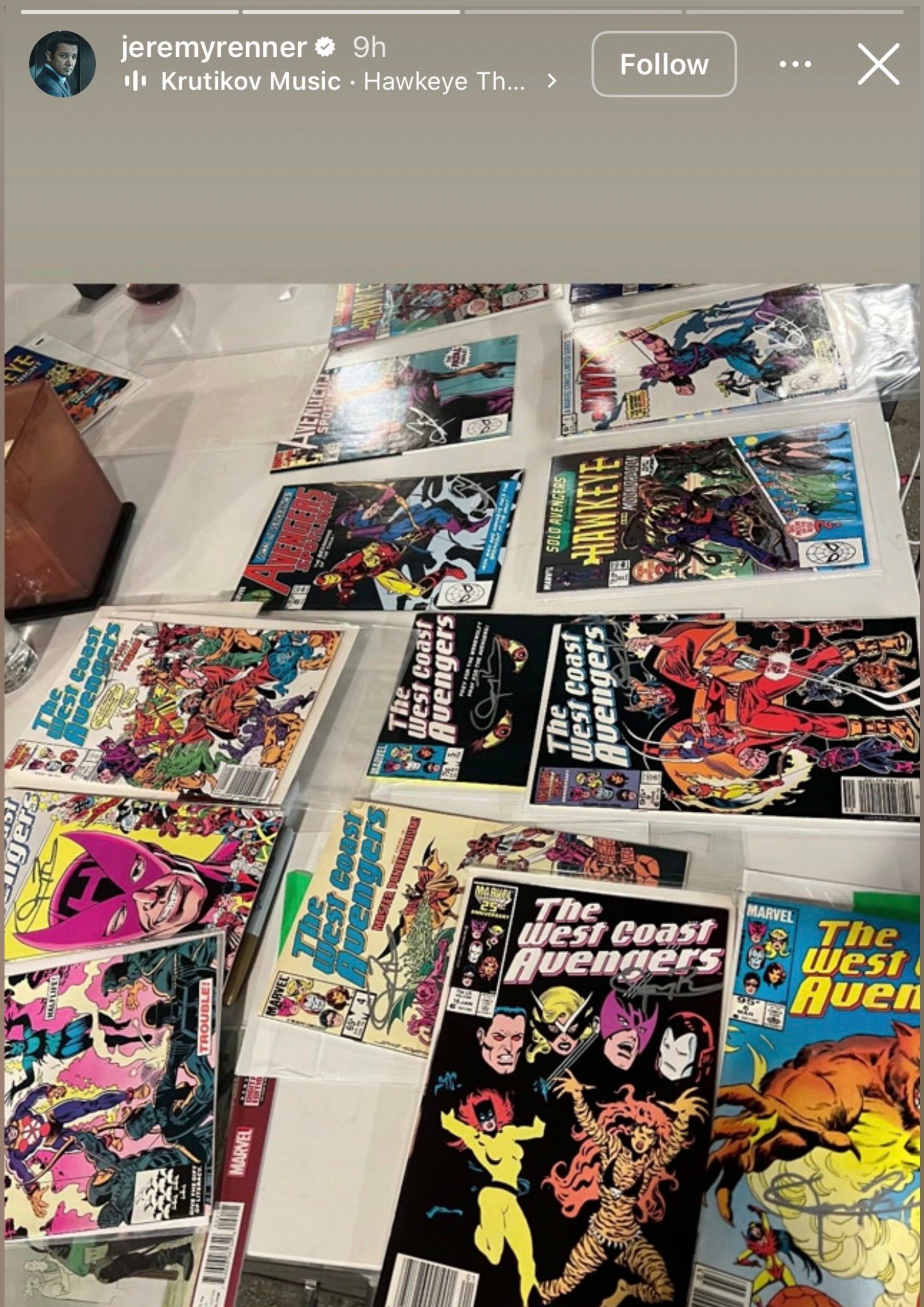 杰瑞米·雷纳在Instagram快拍中晒出一组“西海岸复仇者”系列的漫威漫画，且