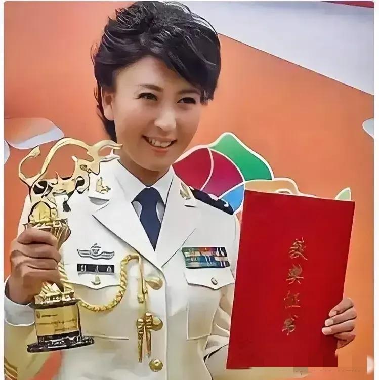 一个人的傲慢是藏不住的
不信你看闫学晶
从一开始的哭穷到后面酸黄瓜现在更是直接摊