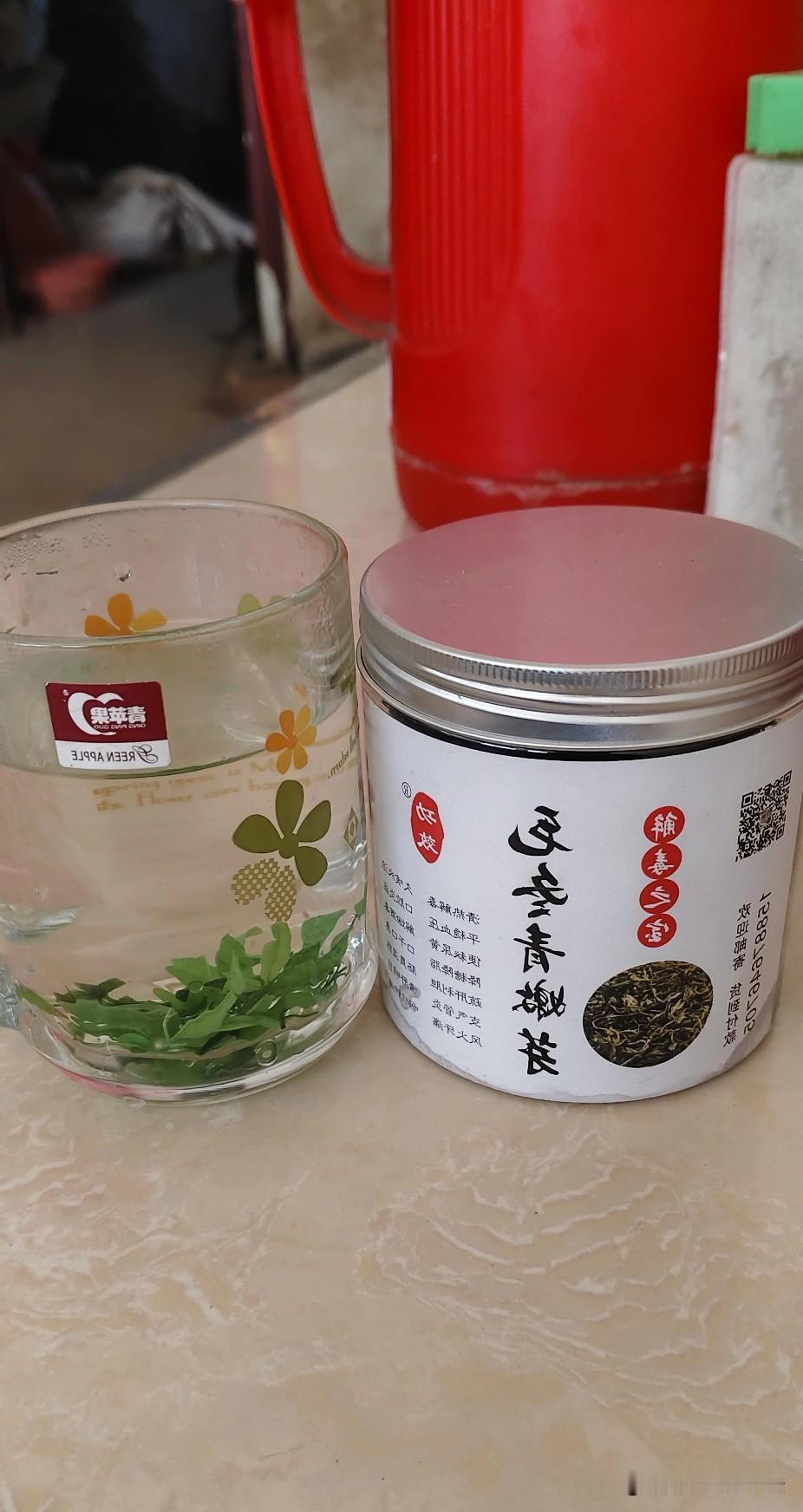 今天去二姐家走亲戚，一进门就被她桌上的小罐子吸引了。她笑着给我倒了一杯，说这是“