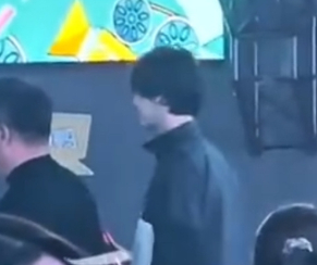 华策年会上的田栩宁 这是在尬夸啥啊？好普一男的[费解] ​​​​