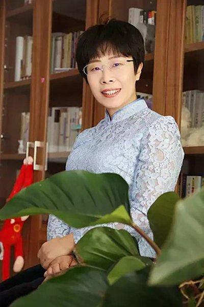 北大才女蒙曼50岁却至今未婚，朱迅采访她：“你的心仪对象是谁？”谁承想，她脱口而