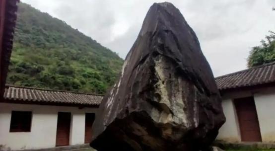 1983年，怒江一所中学内，突然从天上砸下来一颗重量高达500多吨，长约3米多高