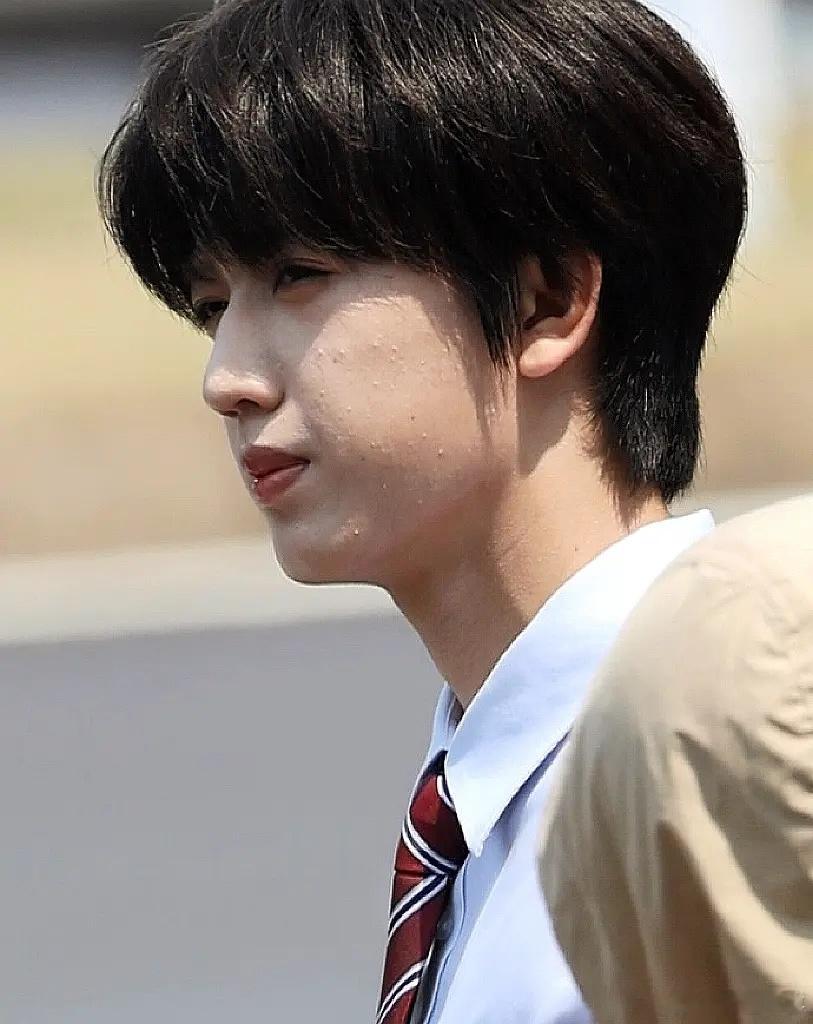 张桂源这皮肤状态也太不好了吧，电视剧后期要给他加磨皮特效才能播出吧给后期加鸡腿吧