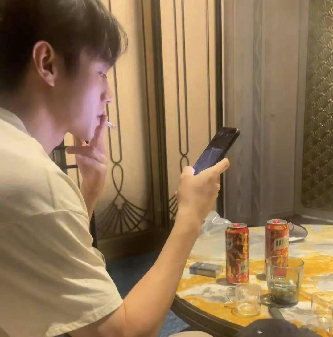 许凯证明酒店的杯子真不能用实锤酒店杯子不能用，居然拿它当烟灰缸！而且有人说酒店该