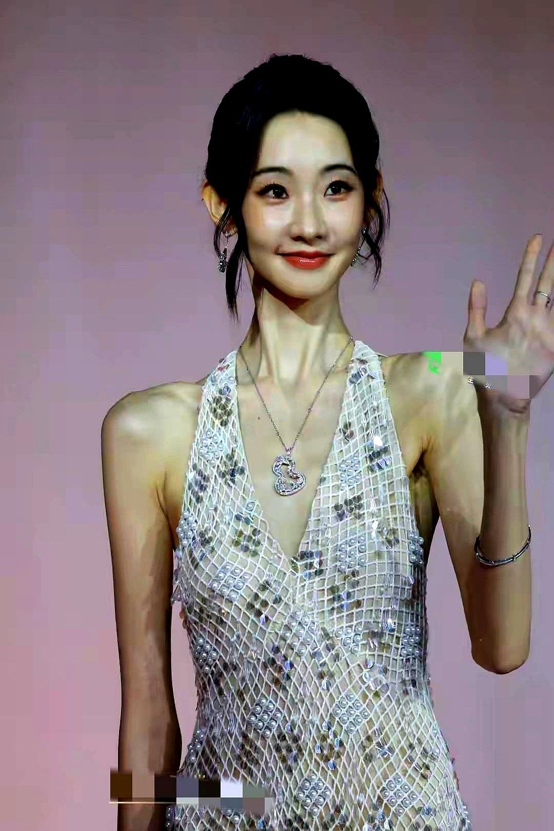 娱乐圈到底有多狠？把一个仙女硬生生折磨脱相。
 
你要是在现场，看见她颈纹深陷，