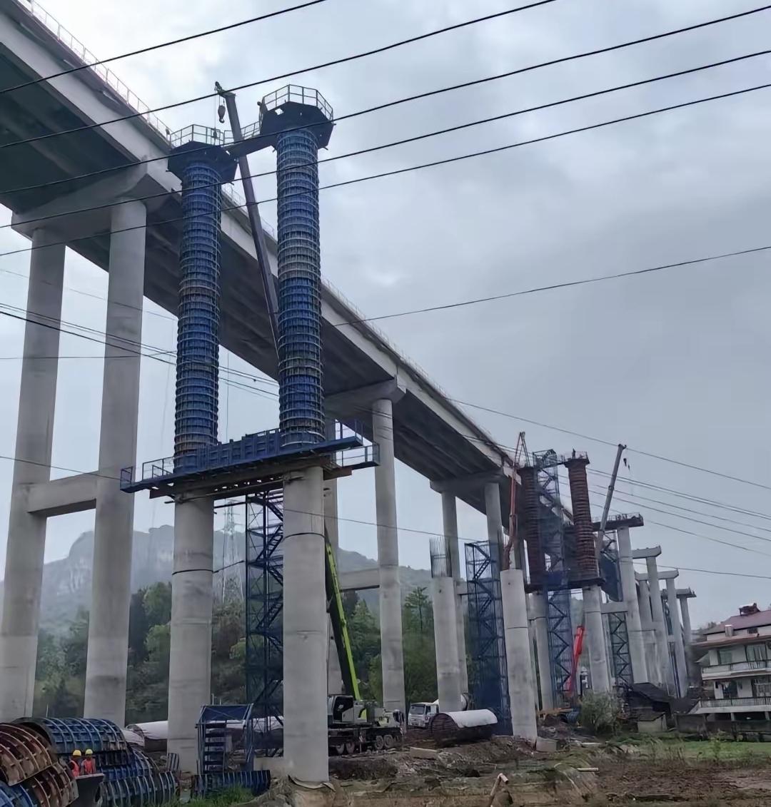 我表哥去年在云南修完路桥，到现在还有400万没拿到。他欠工人工资50多万，材料商