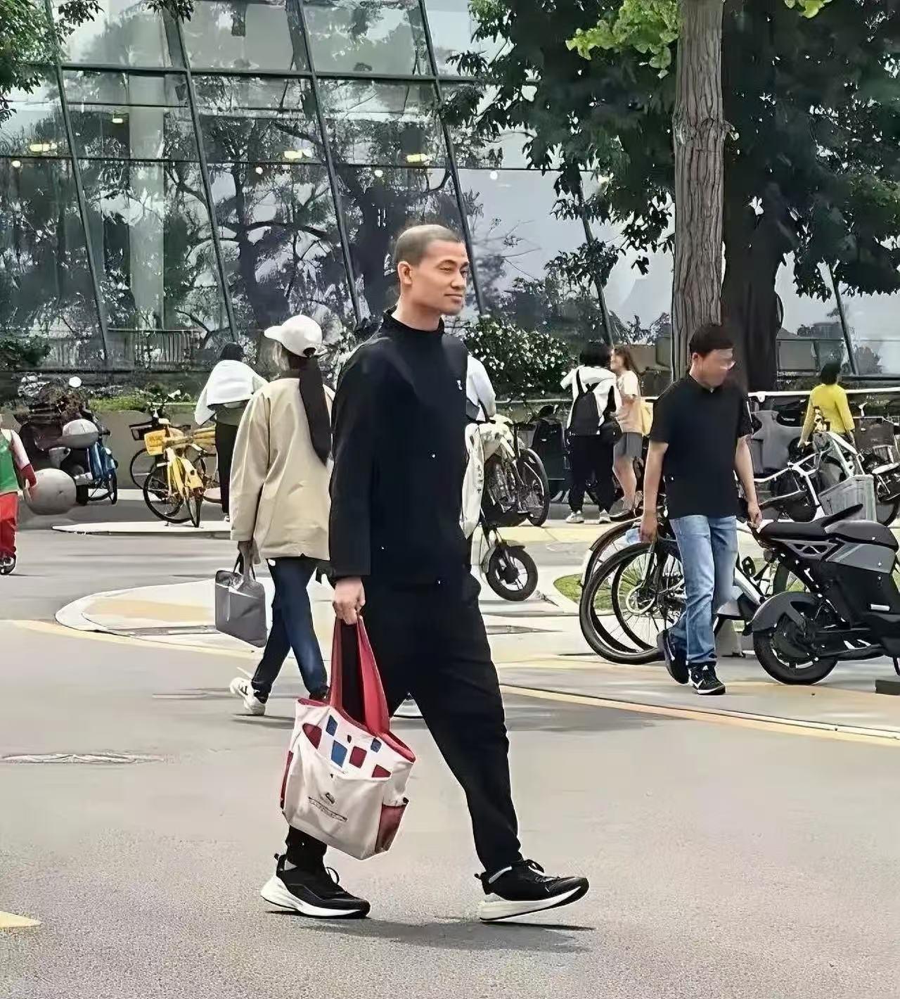 韦东奕剪板寸换花布袋引全网热议，别用世俗眼光绑架纯粹的科研学者

北大韦东奕又被