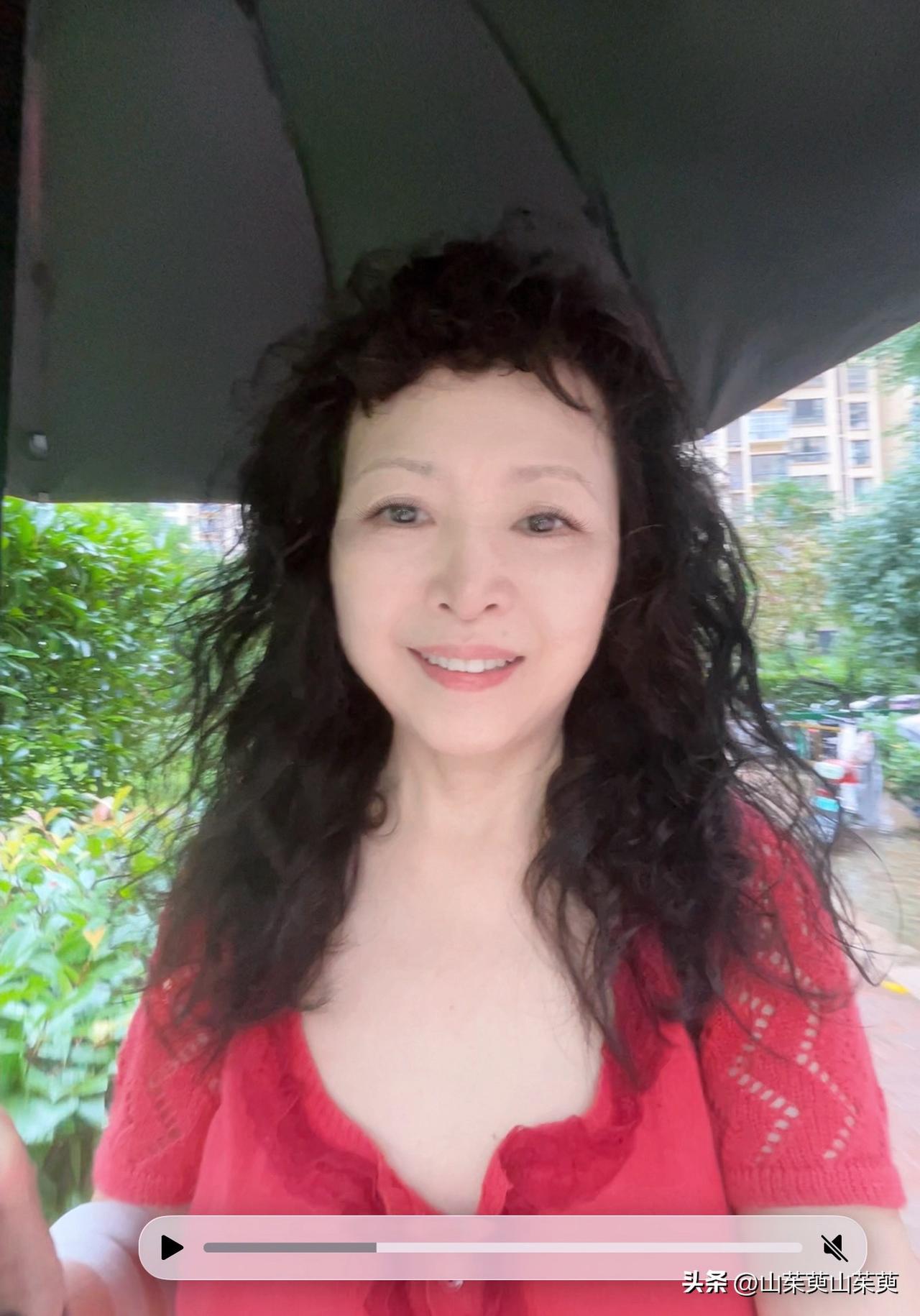 今天是端午，断断续续下了一天的大雨。
午后，朋友圈的朋友分享了雨中的木槿花，
拍