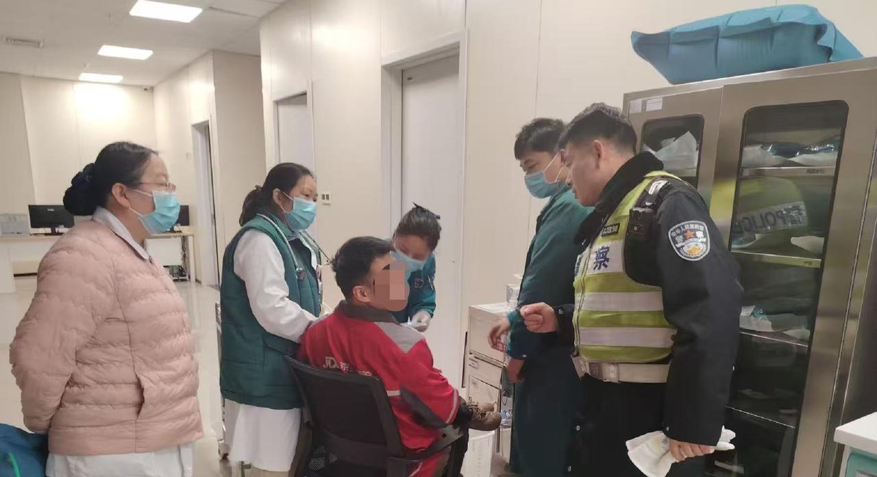 打通生命通道】 1月2日11时30分许，中牟交警大队执勤时，遇一名误食农药的危重